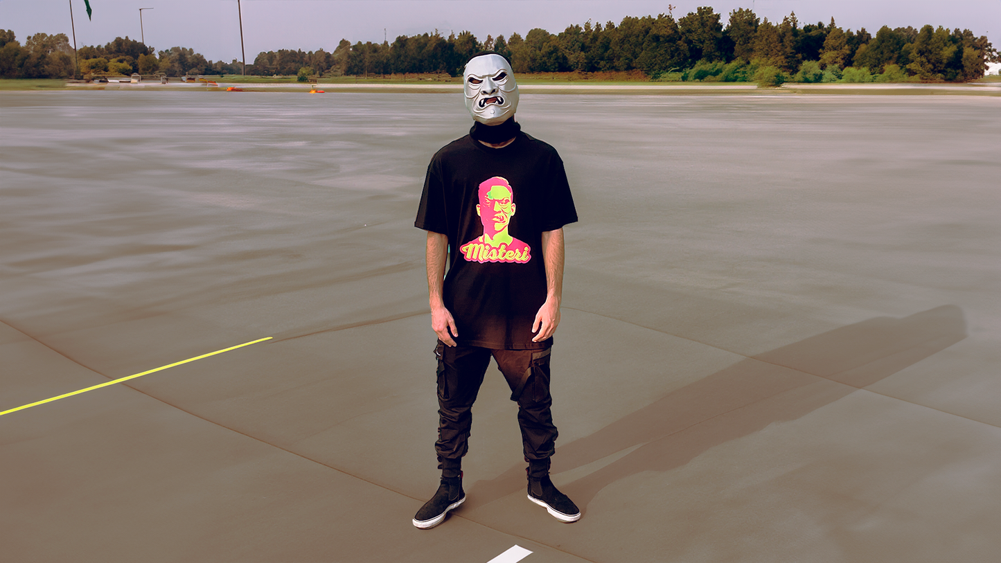 Modelo con camiseta modelo Misteri