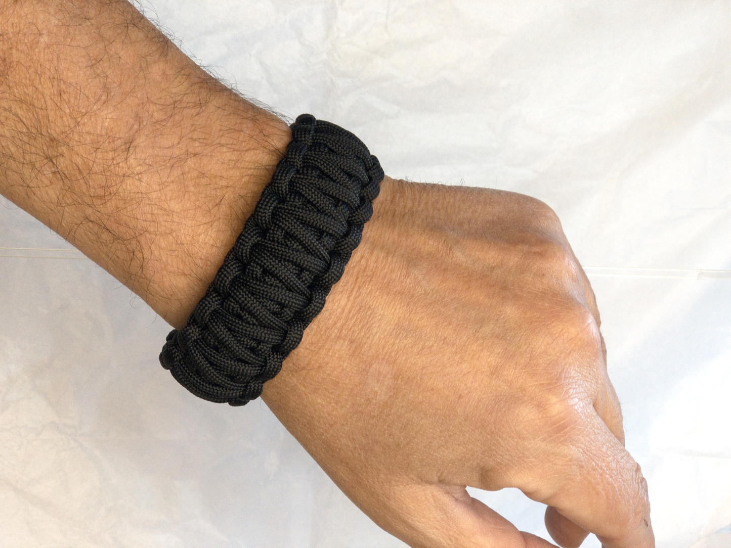 Pulsera Paracord  con cierrre metalico de la colección Paracolor BGC Blakii. Vista de la pulsera en la muñeca.