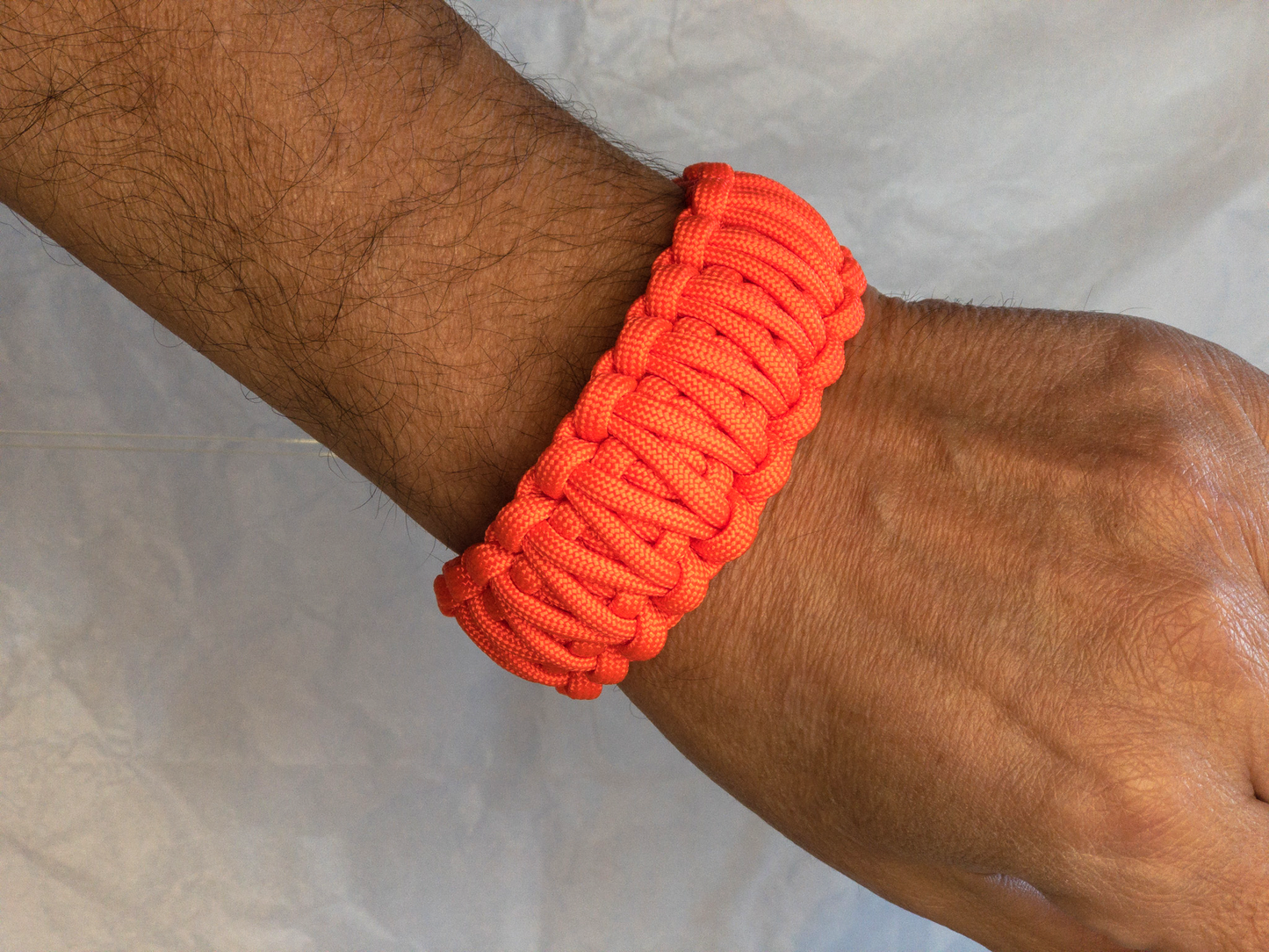 Pulsera en muñeca. Pulsera Paracord Naranja Neon con cierrre metalico de la colección Paracolor BGC Blakii