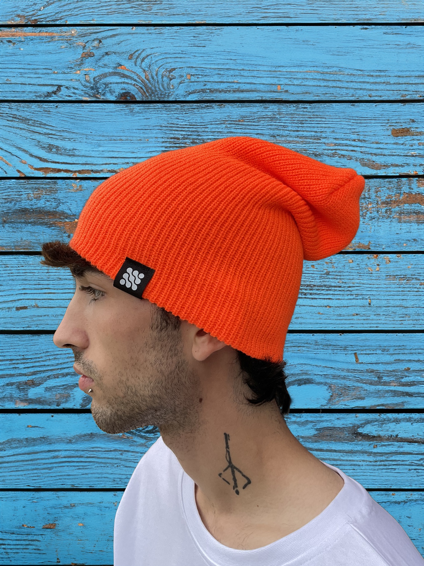 Modelo con gorro Beanie Naranja